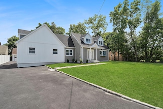 34 Smith St, Greenlawn, NY 11740