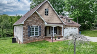 1263 Waterford Dr, Hickory, NC 28602