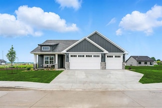 933 Long Dr, Solon, IA 52333