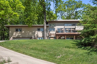 1104 Cavalier Dr, Waukesha, WI 53186