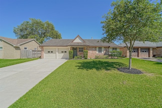 407 Stratmore Dr, Friendswood, TX 77546
