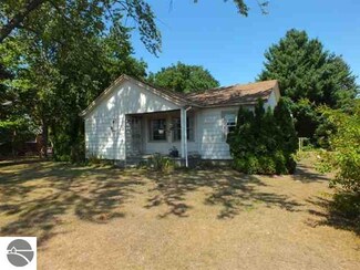 615 Buckley St, Elk Rapids, MI 49629
