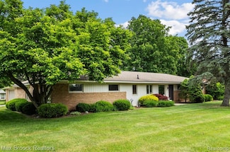 192 Kirk Lane Dr, Troy, MI 48084