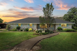 123 Lone Creek Dr, West, TX 76691