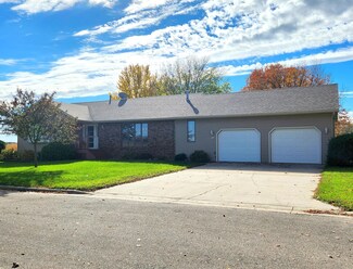 926 S 4th St, Bird Island, MN 55310