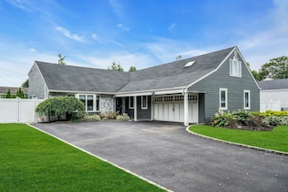 85 Joyce Ln, Woodbury, NY 11797