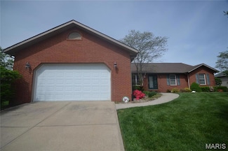 4551 Baywood Ln, Smithton, IL 62285