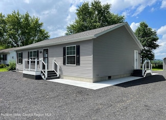 37 Van Dyck St, Coxsackie, NY 12051