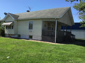 100 E Pine St, Gillespie, IL 62033