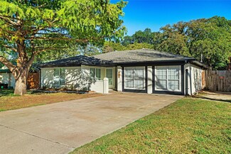 924 Red Oak St, Azle, TX 76020