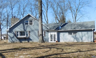 300 N Lakeview Dr, Salem, IL 62881