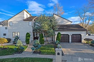 6 Royale Dr, Edison, NJ 08820