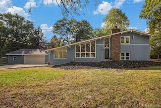 921 N Garner Rd, Milford, MI 48380