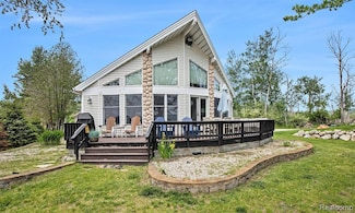 8721 Bayview Rd, Onekama, MI 49675