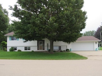 21158 Ridgeview Dr, Monticello, IA 52310