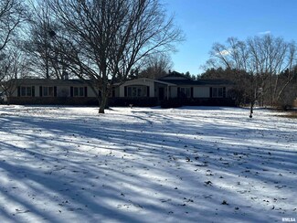 209 Leland Lake Dr, Jacksonville, IL 62650