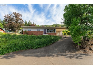 2431 W Crestview Ave, Roseburg, OR 97471