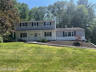 11 Winding Ridge, Clifton Park, NY 12065