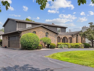 2S711 Avenue Latour, Oak Brook, IL 60523
