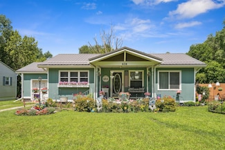 638 W Donald St, Waterloo, IA 50703