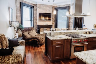 275 S Limestone Unit 110, Lexington, KY 40508