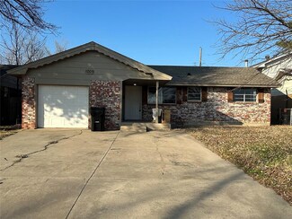 1009 NW 28th St, Moore, OK 73160