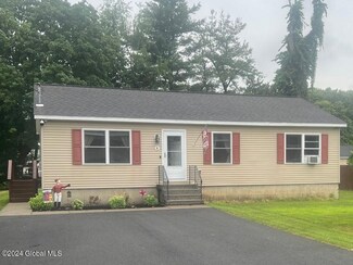 4 Pleasant Acres Dr, Troy, NY 12182
