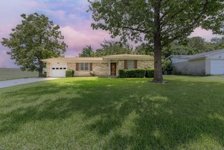 1608 Nichols St, Ennis, TX 75119