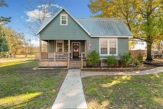 410 Paris St, Ladonia, TX 75449
