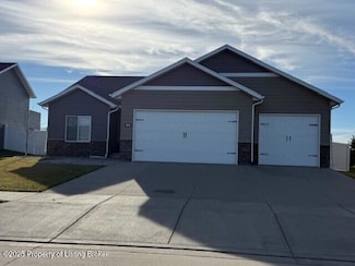 1869 Yellowstone Cir, Dickinson, ND 58601