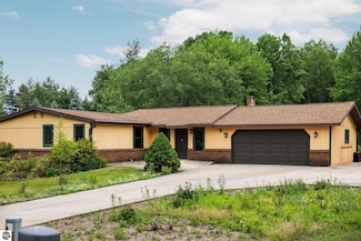 6239 Lancaster Ln, Cadillac, MI 49601