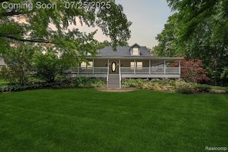 9170 Gale Rd, White Lake, MI 48386