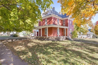 311 S 6th St, Hiawatha, KS 66434