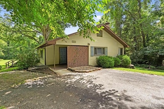 226 Linden Dr, Belleville, IL 62221