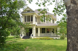 704 E 12th St, Cameron, TX 76520