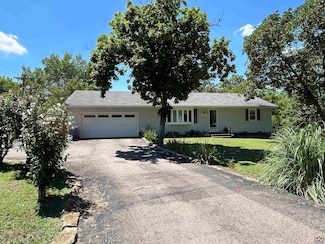 8597 Oak Point Rd, Ozawkie, KS 66070