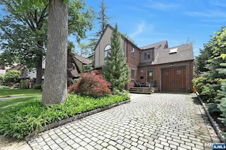 548 Standish Rd, Teaneck, NJ 07666