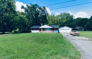 2442 Ridgewood Dr, Newton Falls, OH 44444