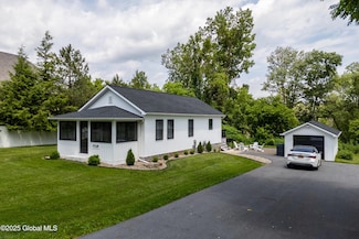 4 Gilbert Rd, Saratoga Springs, NY 12866