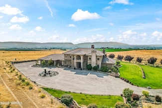 8820 Roza Hill Dr, Yakima, WA 98901