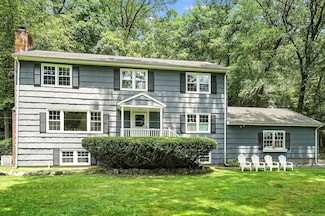 163 Macgregor Dr, Stamford, CT 06902