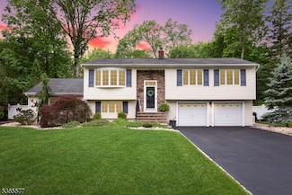 114 Fawn Ridge Dr, Millington, NJ 07946