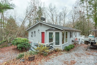 842 Mountain View Church Rd, Zirconia, NC 28790