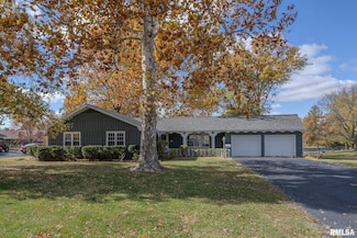 106 Lakeview Dr, Carlinville, IL 62626