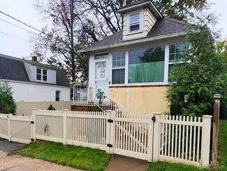 39 Douglas St, Fords, NJ 08863