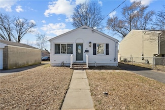 32 Queen St, Cranston, RI 02920