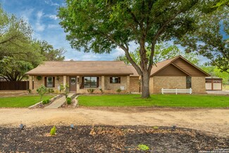 2005 Yosemite St, Pleasanton, TX 78064