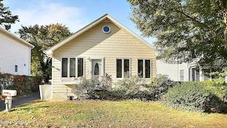 19 Bay St, Rumson, NJ 07760