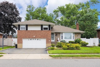 7 Lorraine St, Syosset, NY 11791