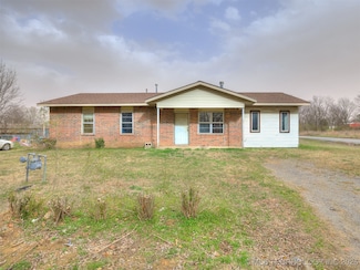 302 N Dugger, Chouteau, OK 74337